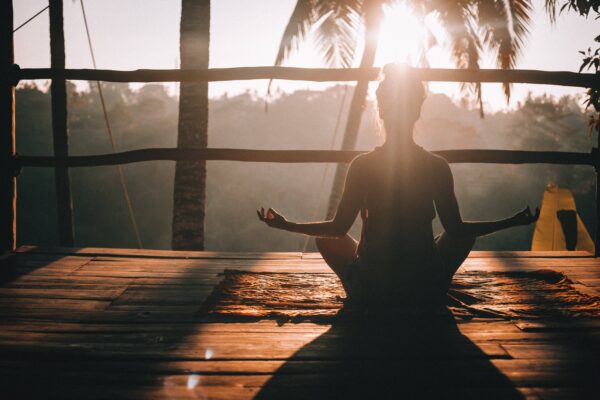 Yoga thérapie : c’est quoi le yoga hormonal ?
